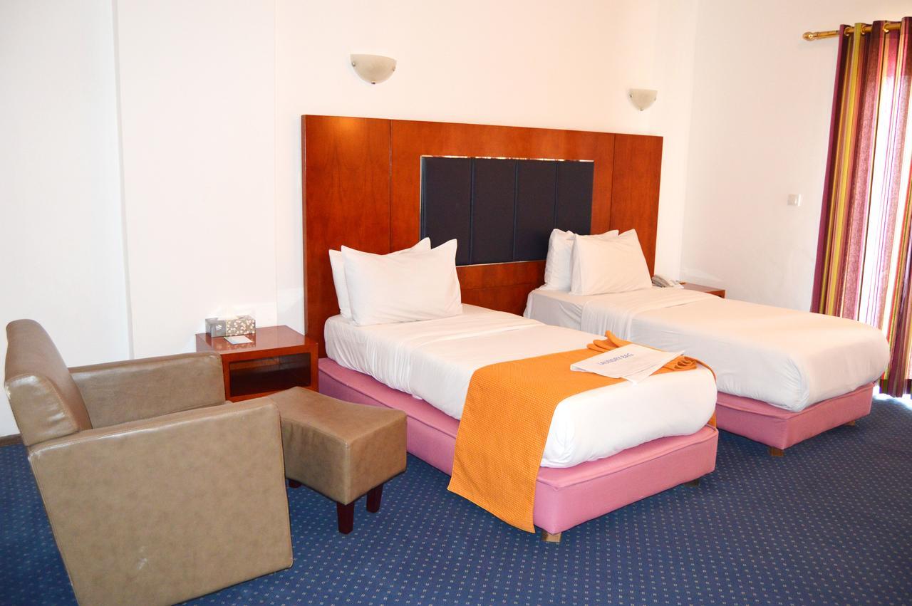 Leon Hotel Киншаса Номер фото