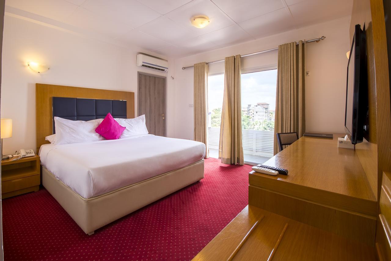 Leon Hotel Киншаса Экстерьер фото