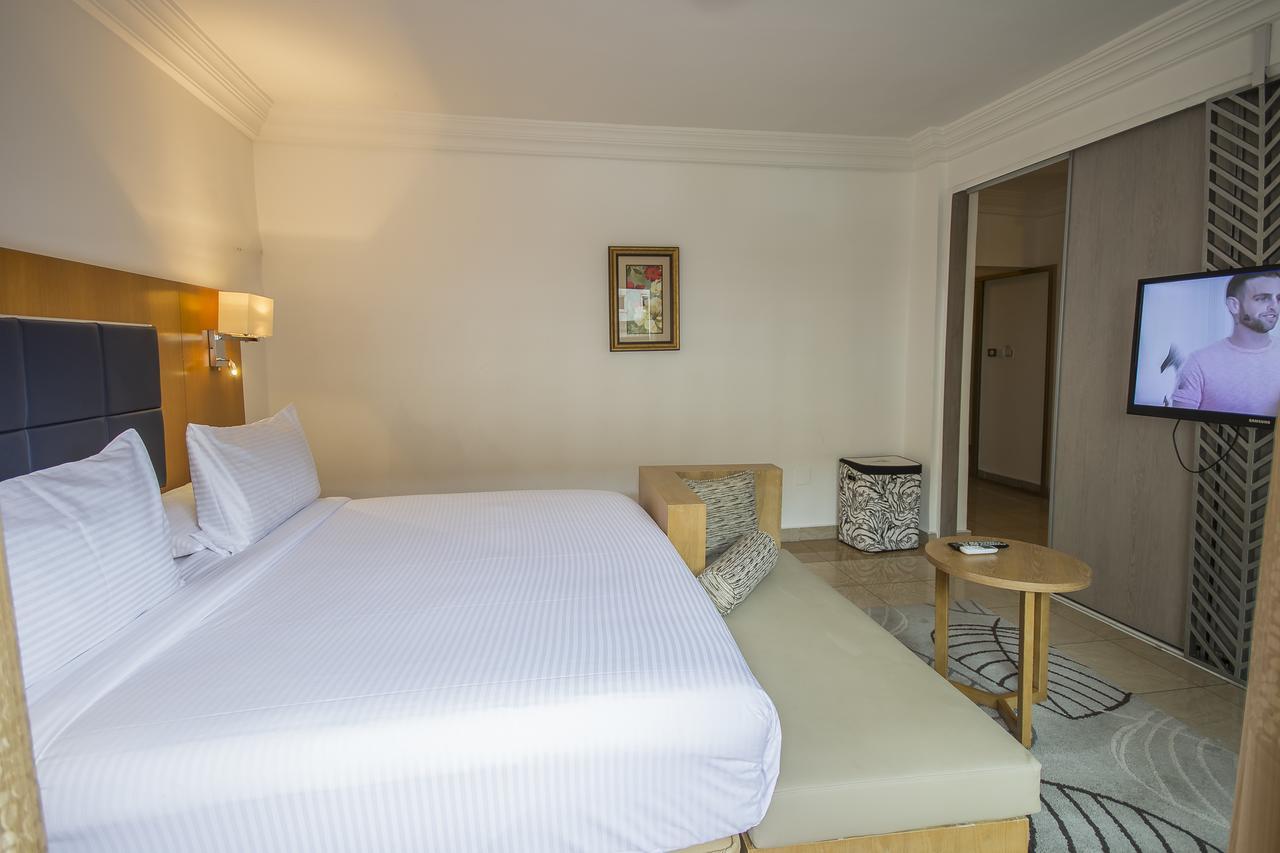 Leon Hotel Киншаса Экстерьер фото